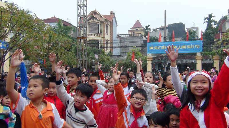 Anh 1 - các con hào hứng trả lời câu hỏi từ Santa Claus