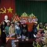 Đại diện Bình Minh trao quà tết và chụp ảnh lưu niệm cùng các em học sinh