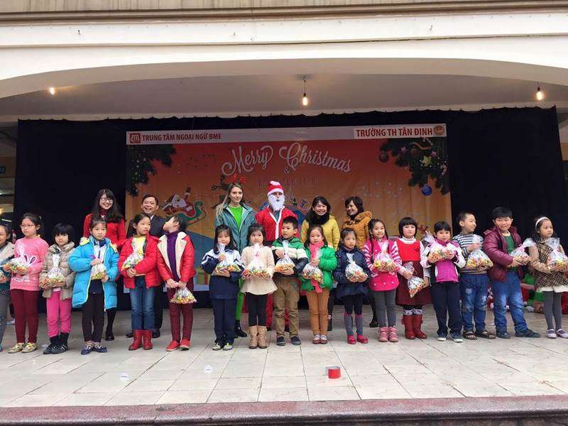 Tân Định - Các con háo hức nhận quà của ông già Noel