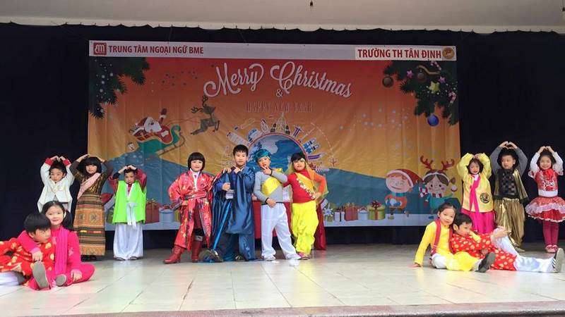 Tân Định - Tiết mục Thời trang các nước